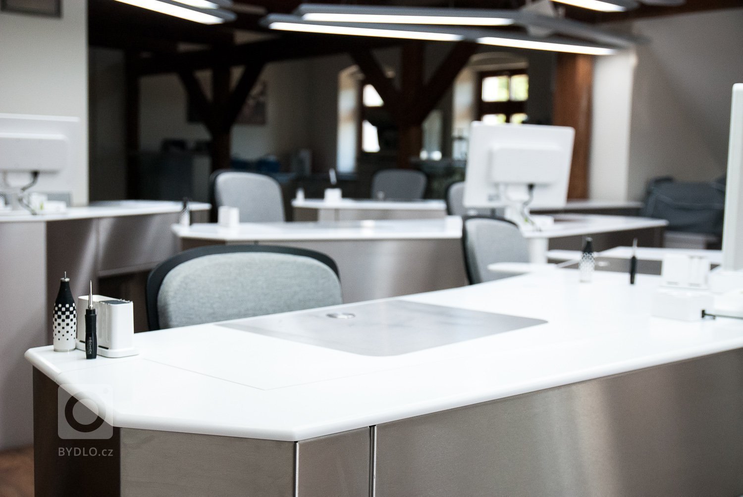 Návrh specialních stolú pro dentalní laboratoř. Specialní stoly s vyspělou technologii. Design a vývoj Milan Sobotík.
