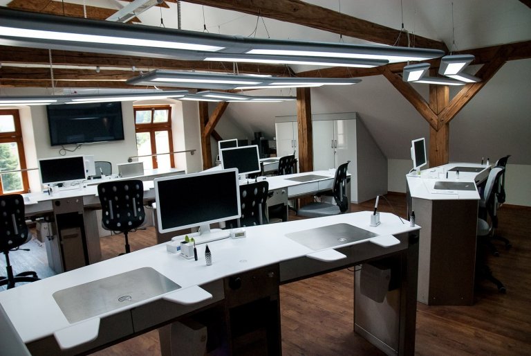 Návrh specialních stolú pro dentalní laboratoř. Specialní stoly s vyspělou technologii. Design a vývoj Milan Sobotík.
