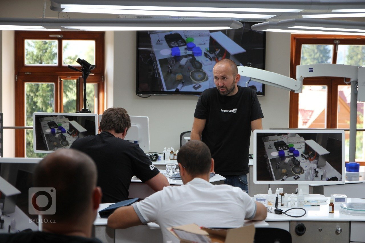 Návrh specialních stolú pro dentalní laboratoř. Specialní stoly s vyspělou technologii. Design a vývoj Milan Sobotík.
