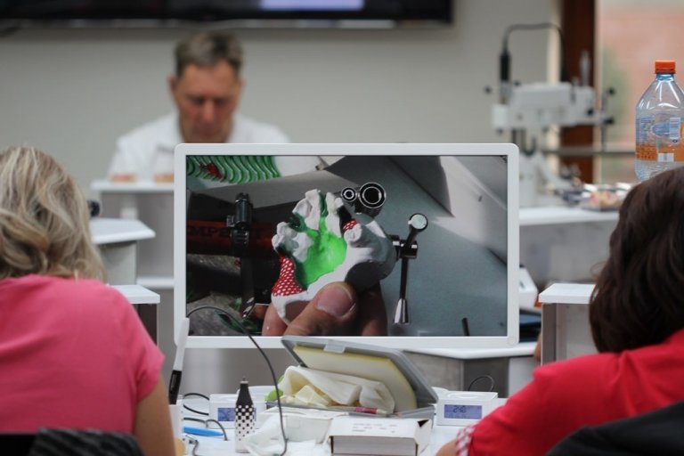 Návrh specialních stolú pro dentalní laboratoř. Specialní stoly s vyspělou technologii. Design a vývoj Milan Sobotík.
