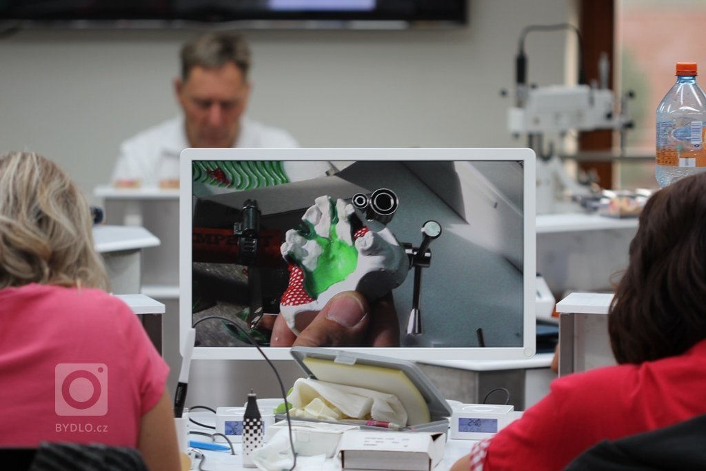 Návrh specialních stolú pro dentalní laboratoř. Specialní stoly s vyspělou technologii. Design a vývoj Milan Sobotík.
