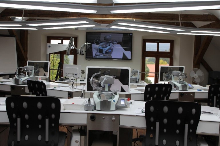 Návrh specialních stolú pro dentalní laboratoř. Specialní stoly s vyspělou technologii. Design a vývoj Milan Sobotík.
