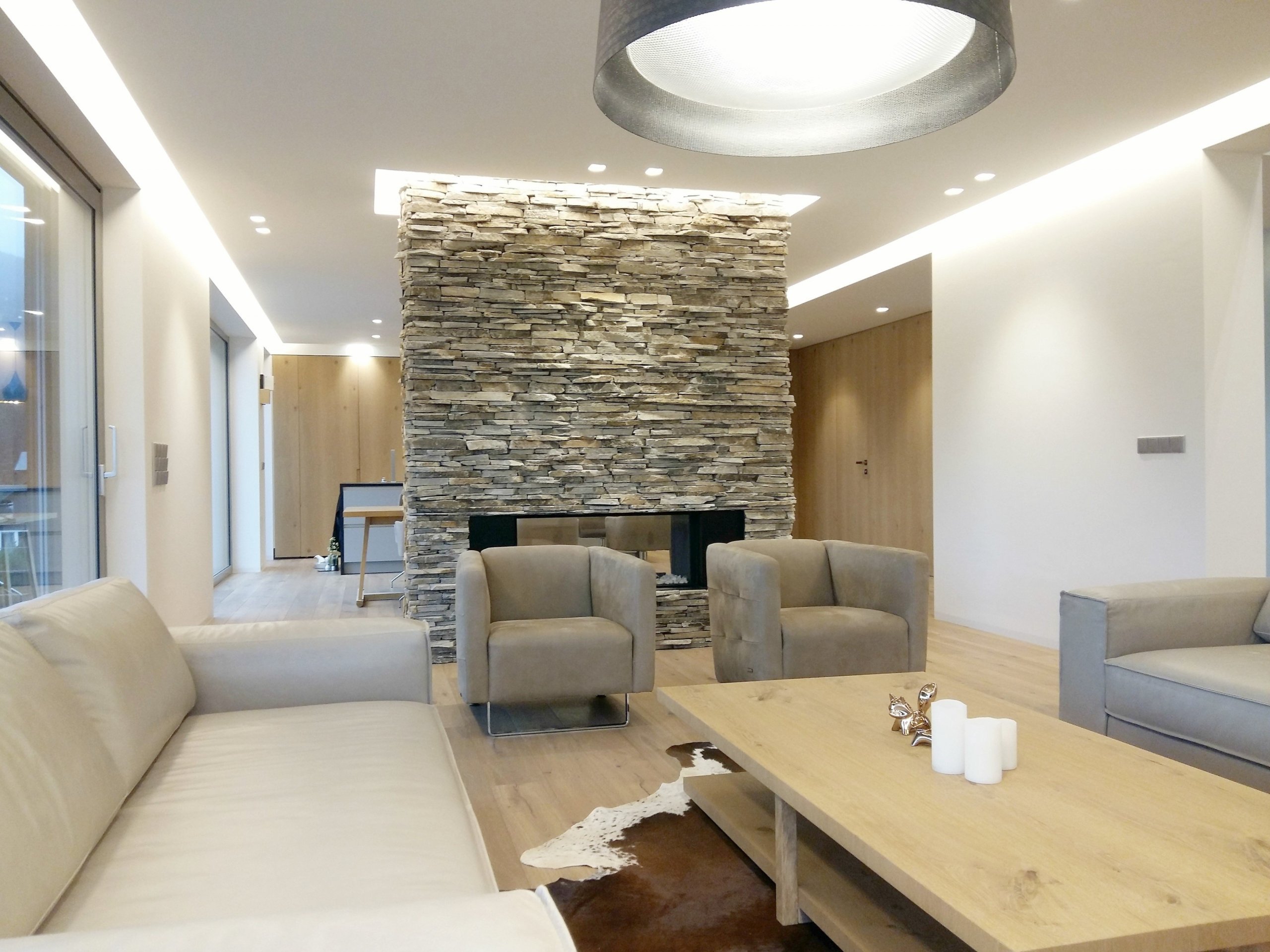 Byli jsme osloveni k návrhu a kompletní realizaci interiéru rodinného domu ve Špindlerově Mlýně. Přáním investora bylo vytvořit jednoduchý a otevřený prostor.…