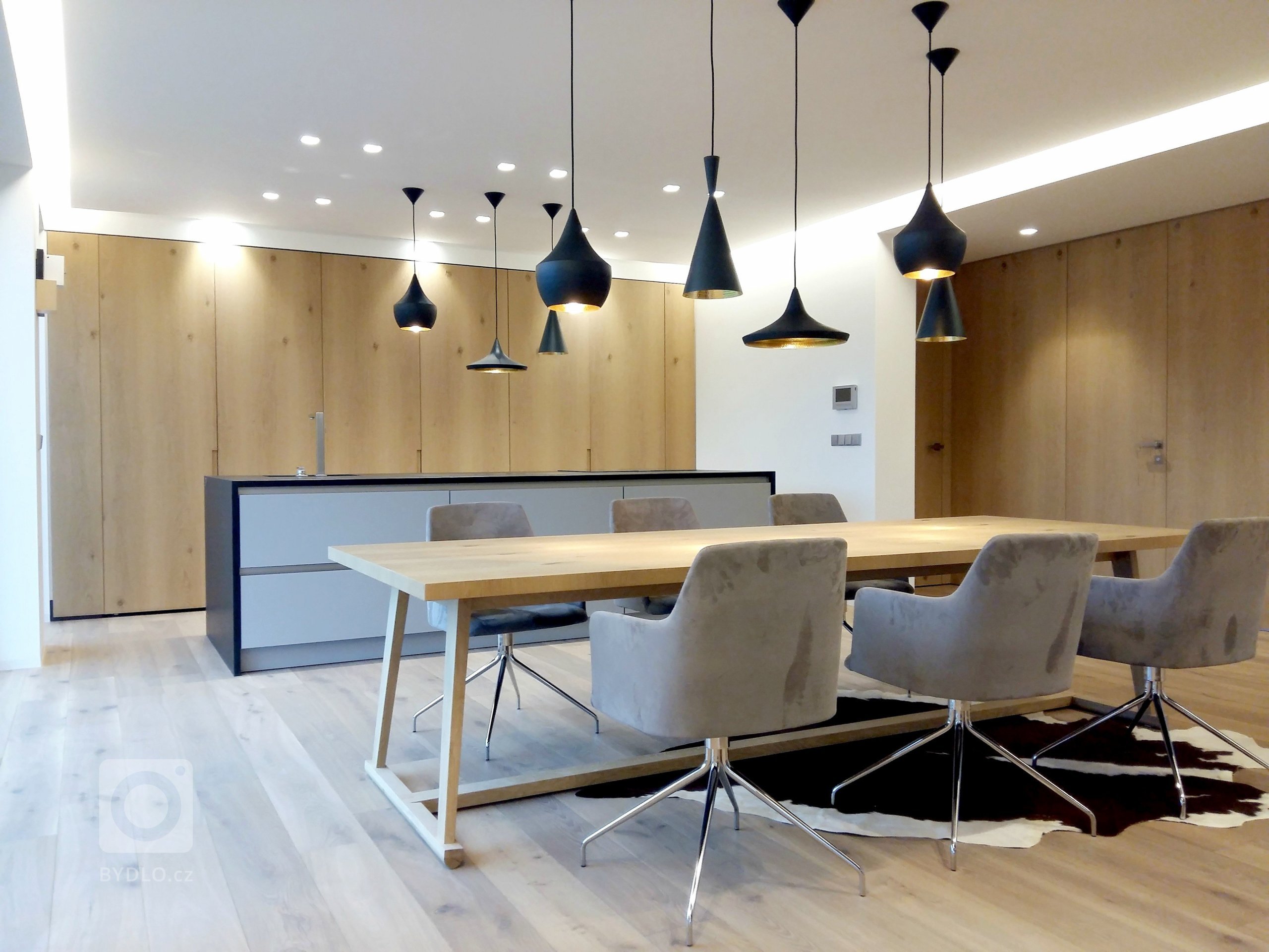 Byli jsme osloveni k návrhu a kompletní realizaci interiéru rodinného domu ve Špindlerově Mlýně. Přáním investora bylo vytvořit jednoduchý a otevřený prostor.…