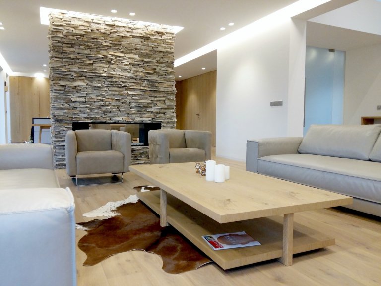 Byli jsme osloveni k návrhu a kompletní realizaci interiéru rodinného domu ve Špindlerově Mlýně. Přáním investora bylo vytvořit jednoduchý a otevřený prostor.…