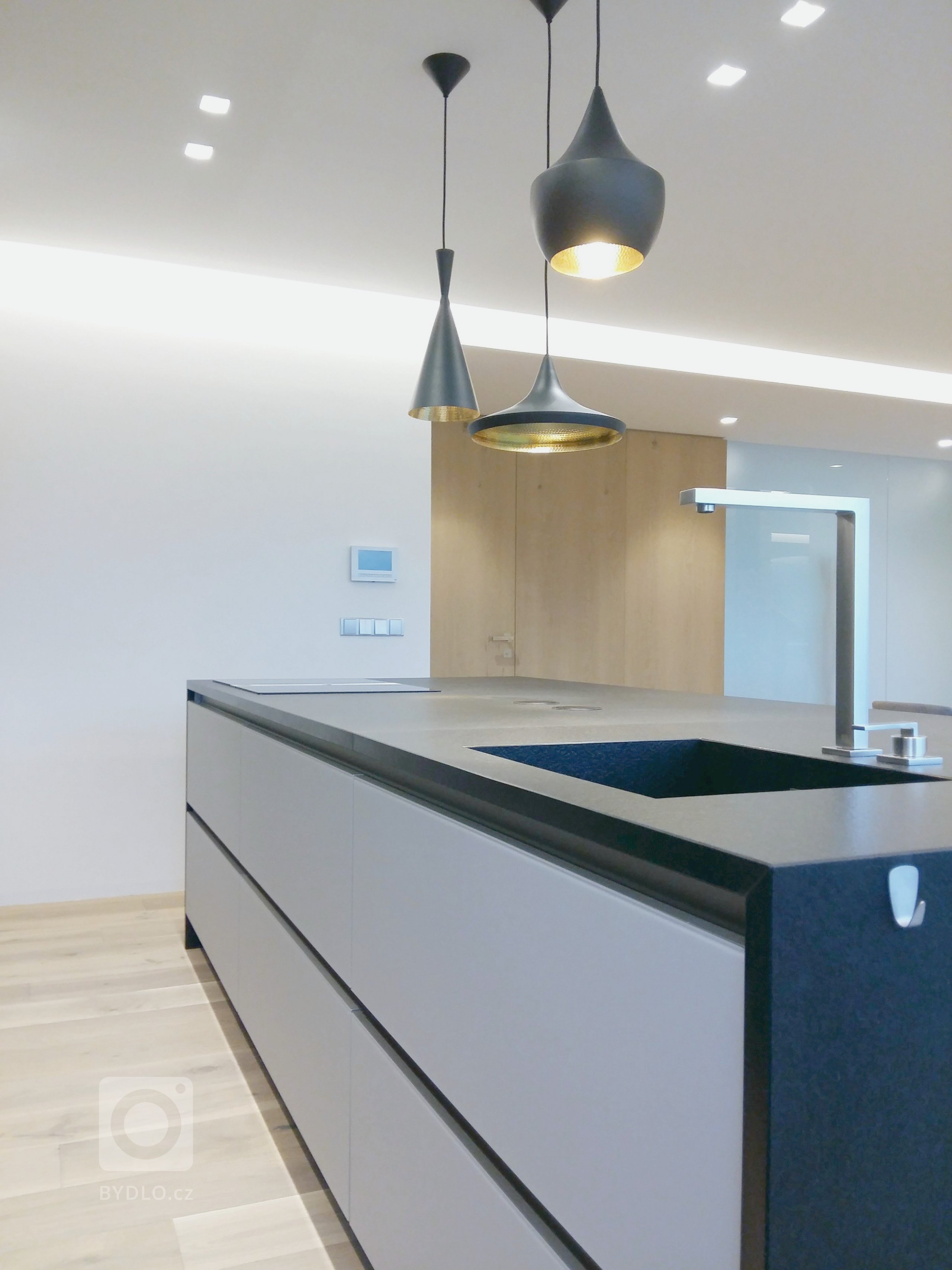 Byli jsme osloveni k návrhu a kompletní realizaci interiéru rodinného domu ve Špindlerově Mlýně. Přáním investora bylo vytvořit jednoduchý a otevřený prostor.…