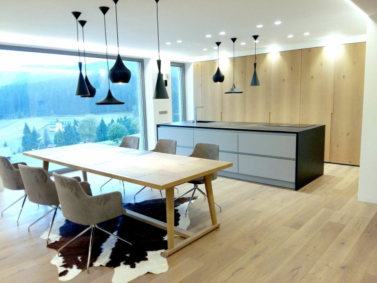 Byli jsme osloveni k návrhu a kompletní realizaci interiéru rodinného domu ve Špindlerově Mlýně. Přáním investora bylo vytvořit jednoduchý a otevřený prostor.…