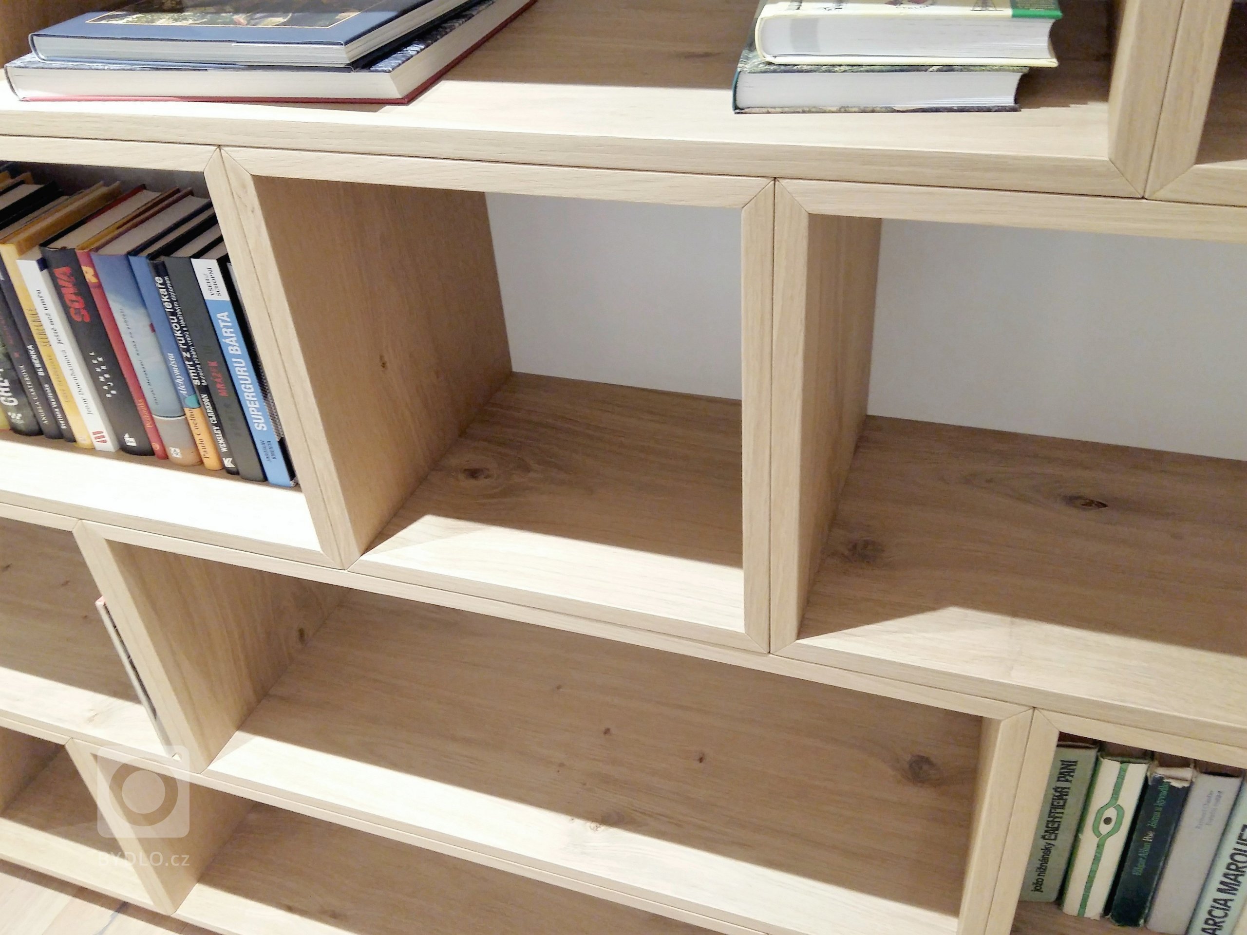 Byli jsme osloveni k návrhu a kompletní realizaci interiéru rodinného domu ve Špindlerově Mlýně. Přáním investora bylo vytvořit jednoduchý a otevřený prostor.…