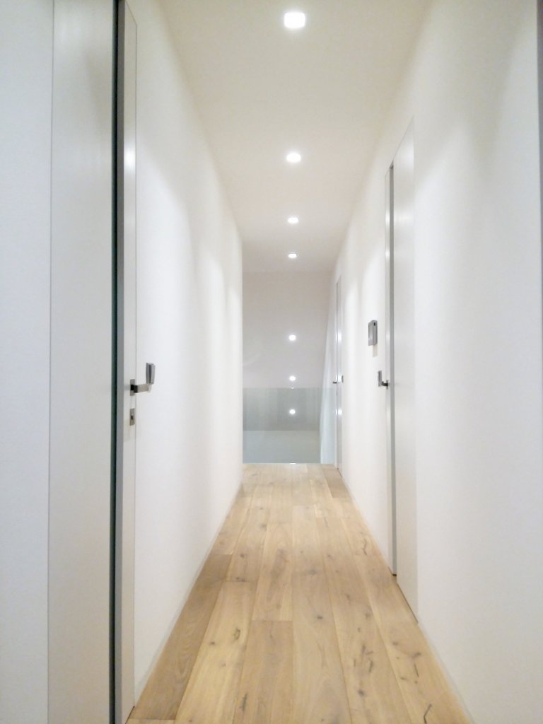 Byli jsme osloveni k návrhu a kompletní realizaci interiéru rodinného domu ve Špindlerově Mlýně. Přáním investora bylo vytvořit jednoduchý a otevřený prostor.…