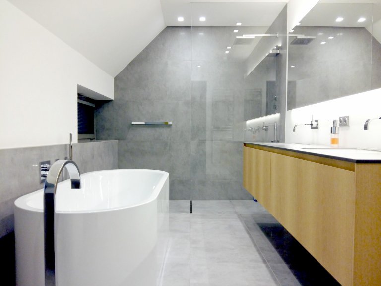 Byli jsme osloveni k návrhu a kompletní realizaci interiéru rodinného domu ve Špindlerově Mlýně. Přáním investora bylo vytvořit jednoduchý a otevřený prostor.…