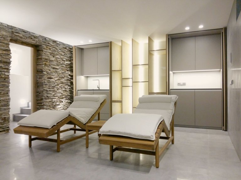 Byli jsme osloveni k návrhu a kompletní realizaci interiéru rodinného domu ve Špindlerově Mlýně. Přáním investora bylo vytvořit jednoduchý a otevřený prostor.…