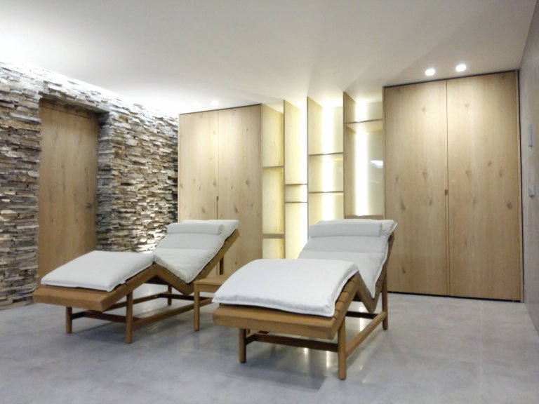 Byli jsme osloveni k návrhu a kompletní realizaci interiéru rodinného domu ve Špindlerově Mlýně. Přáním investora bylo vytvořit jednoduchý a otevřený prostor.…