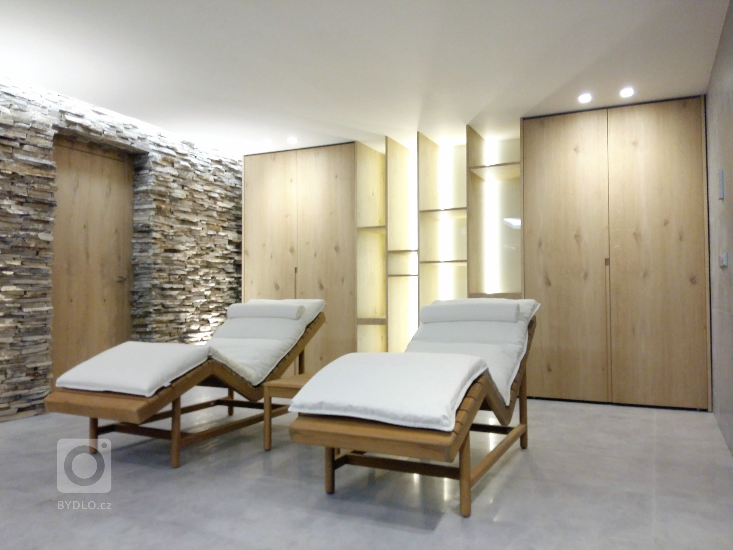 Byli jsme osloveni k návrhu a kompletní realizaci interiéru rodinného domu ve Špindlerově Mlýně. Přáním investora bylo vytvořit jednoduchý a otevřený prostor.…