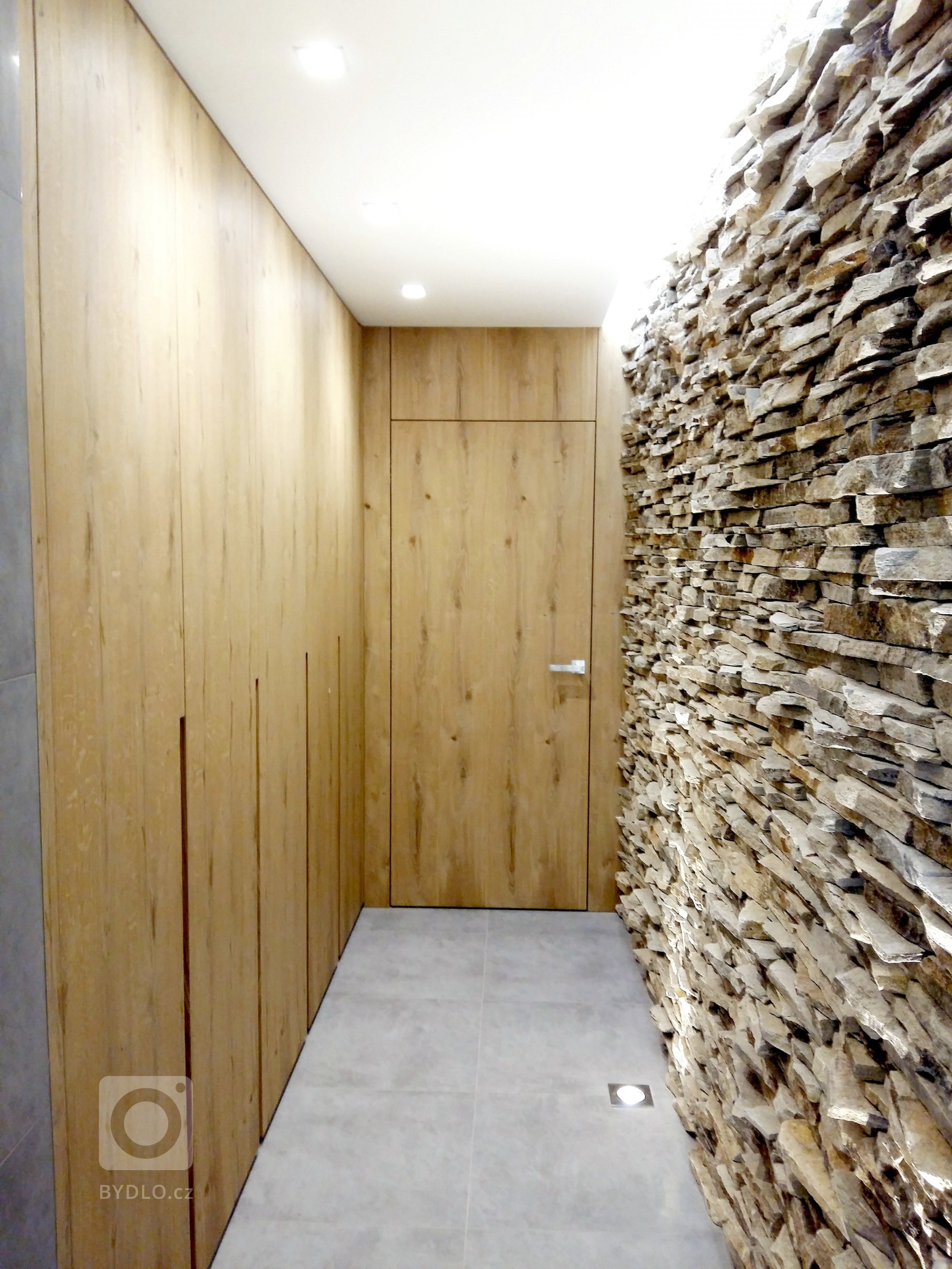 Byli jsme osloveni k návrhu a kompletní realizaci interiéru rodinného domu ve Špindlerově Mlýně. Přáním investora bylo vytvořit jednoduchý a otevřený prostor.…