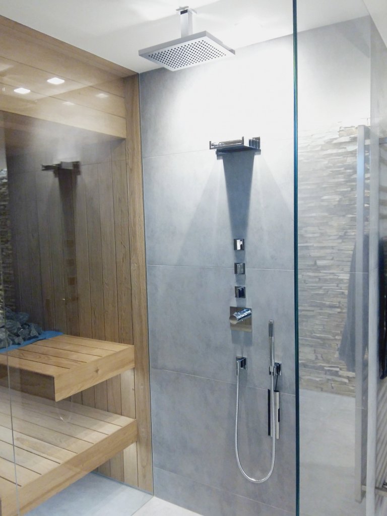 Byli jsme osloveni k návrhu a kompletní realizaci interiéru rodinného domu ve Špindlerově Mlýně. Přáním investora bylo vytvořit jednoduchý a otevřený prostor.…