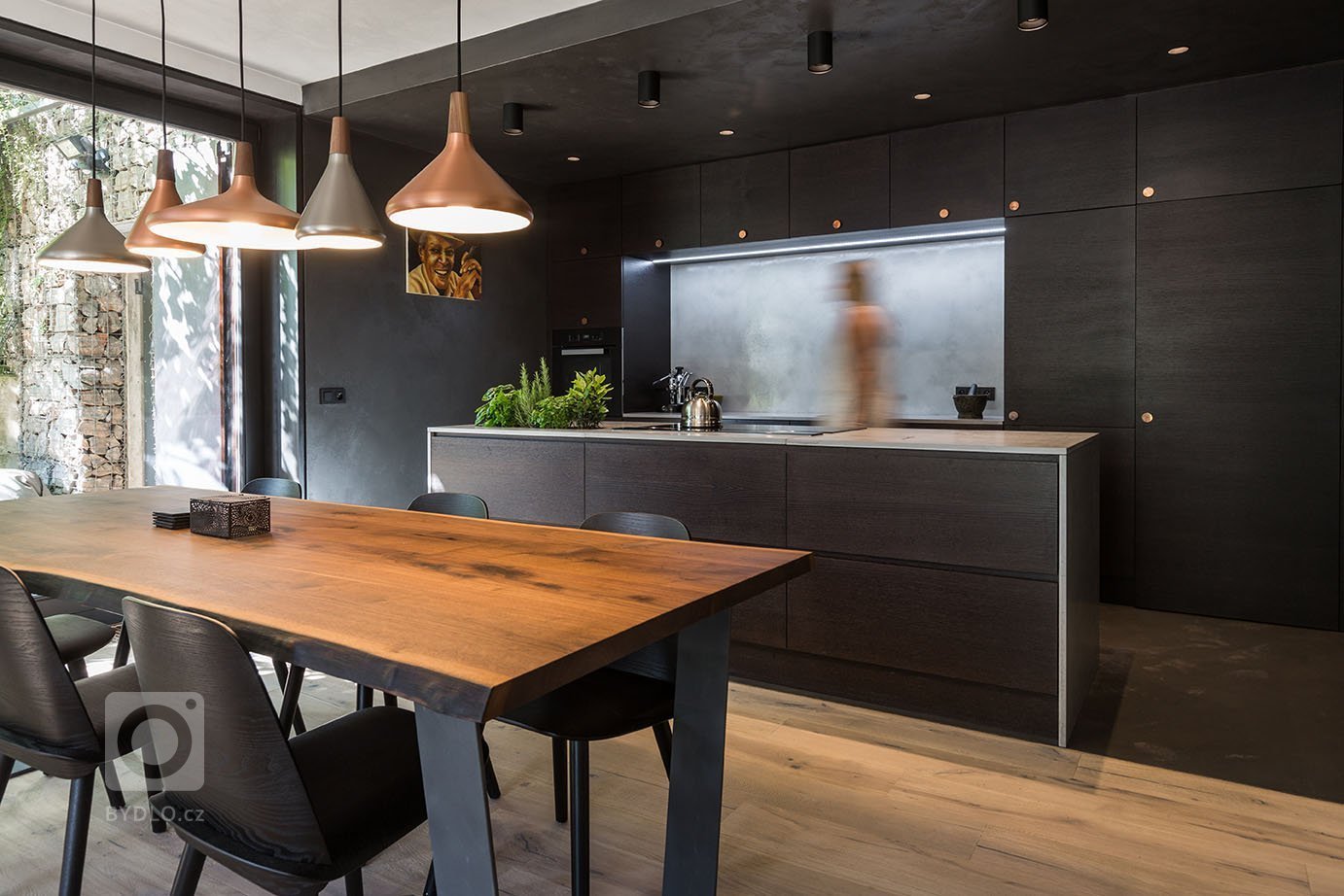 Byt pro mladou rodinu nebylo nutné nijak zásadně rekonstruovat ani dispozičně upravovat. Mohla jsem se soustředit především na hledání materiálů a návrhy…