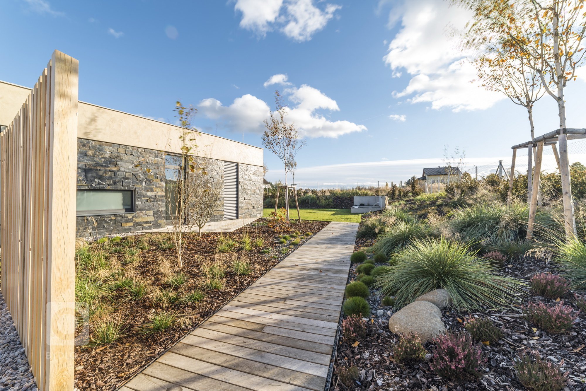 Hlavním konceptem bylo vytvořit otevřený fluidní prostor, který nebude mít žádné zbytečné dveře, chodby ani překážky. Je to jeden z příkladů, jak může dům díky…