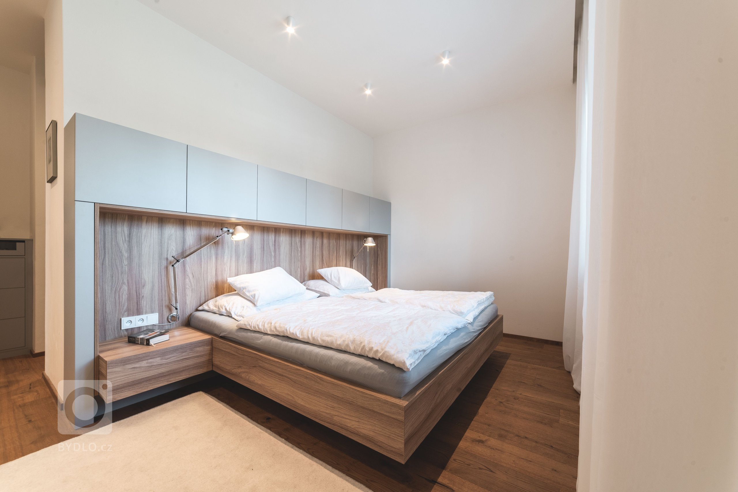 Nový rodinný dům vznikl přístavbou k&nbsp;původnímu domu se jménem Dagmar. Ve starší zástavbě v&nbsp;pražských Řeporyjích se to však začalo hemžit moderní…