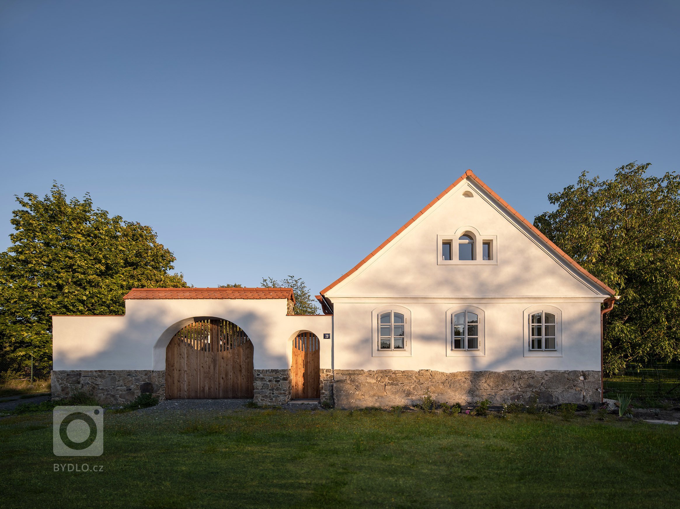 Kompletní návrh a realizace rekonstrukce starého domu včetně přilehlých budov a zahrady. Tu jmse tvořili společně se zahradním architektem Janem Záhorou.&nbsp;
