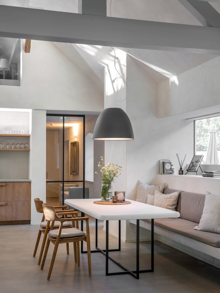 Kompletní návrh a realizace rekonstrukce starého domu včetně přilehlých budov a zahrady. Tu jmse tvořili společně se zahradním architektem Janem Záhorou.&nbsp;
