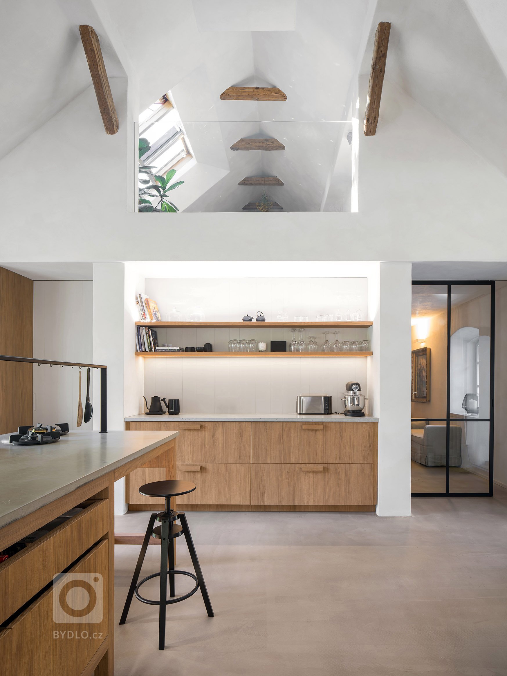 Kompletní návrh a realizace rekonstrukce starého domu včetně přilehlých budov a zahrady. Tu jmse tvořili společně se zahradním architektem Janem Záhorou.&nbsp;
