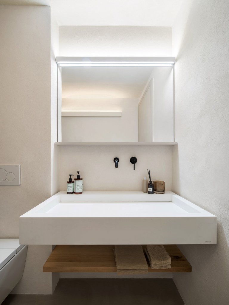 Kompletní návrh a realizace rekonstrukce starého domu včetně přilehlých budov a zahrady. Tu jmse tvořili společně se zahradním architektem Janem Záhorou.&nbsp;
