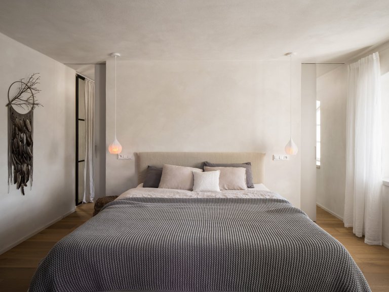 Kompletní návrh a realizace rekonstrukce starého domu včetně přilehlých budov a zahrady. Tu jmse tvořili společně se zahradním architektem Janem Záhorou.&nbsp;
