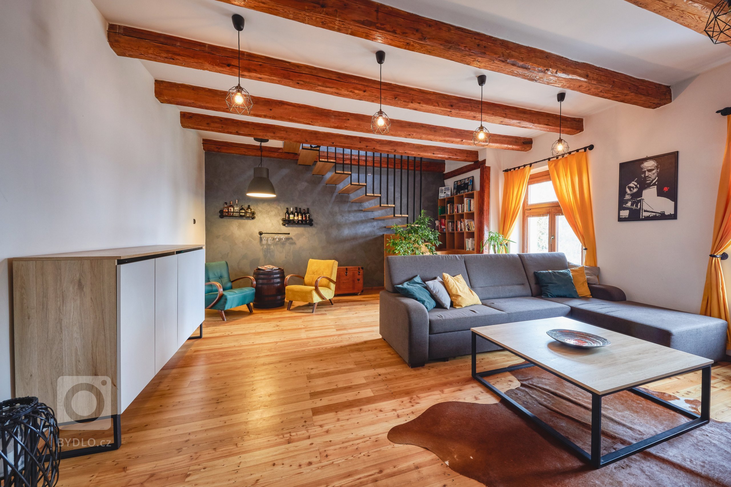 Bytový dom postavený v medzivojnovom období bolo treba zariadiť vhodným nábytkom, vyriešiť povrchové úpravy a doladiť detaily, ktoré mu dávajú jedinečnú…