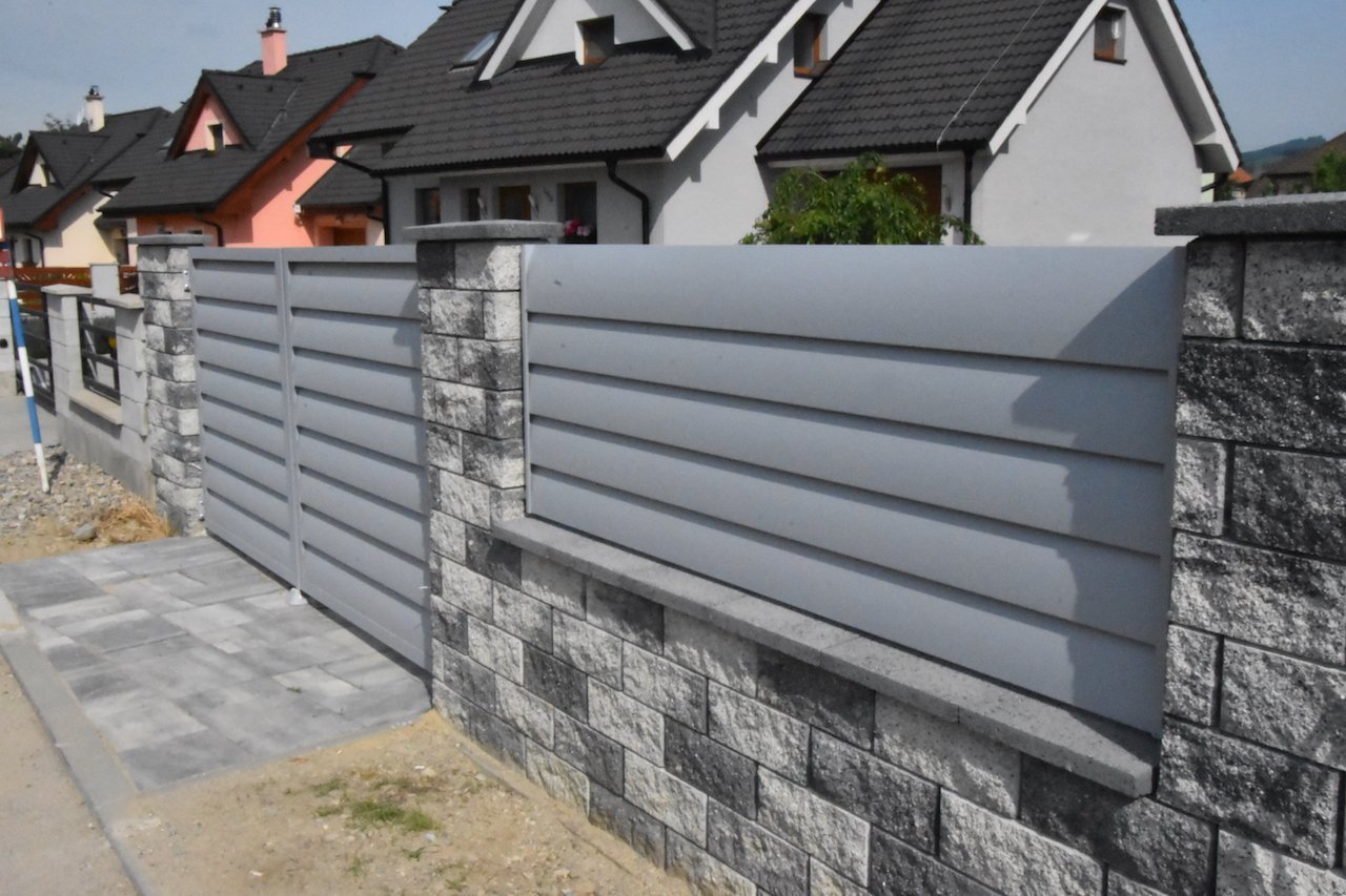 Realizace&nbsp;hliníkového plotového systému AERO200&nbsp;v&nbsp;Dubnici nad Váhom. Součástí projektu byla dodávka&nbsp;brány,&nbsp;branky&nbsp;a několika&nbsp…