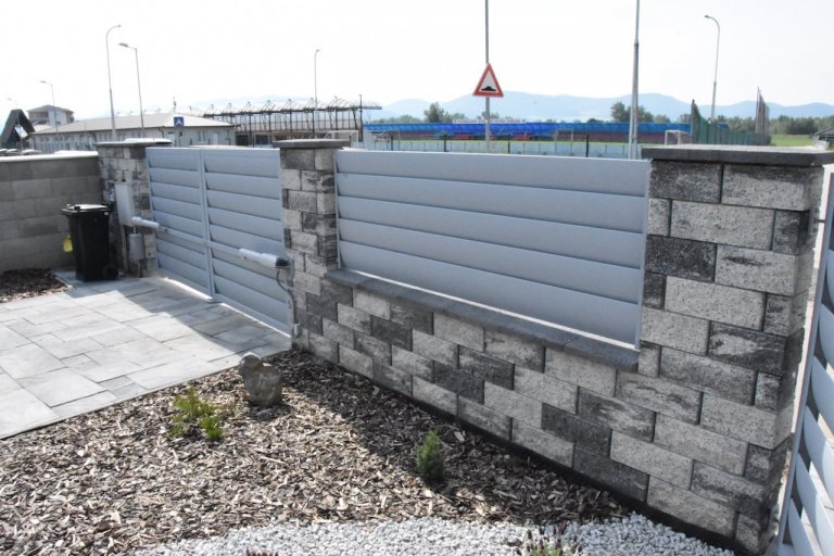 Realizace&nbsp;hliníkového plotového systému AERO200&nbsp;v&nbsp;Dubnici nad Váhom. Součástí projektu byla dodávka&nbsp;brány,&nbsp;branky&nbsp;a několika&nbsp…