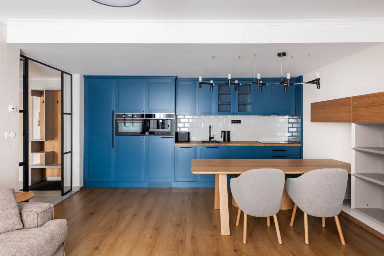 Apartmán s modrou kuchyňskou linkou