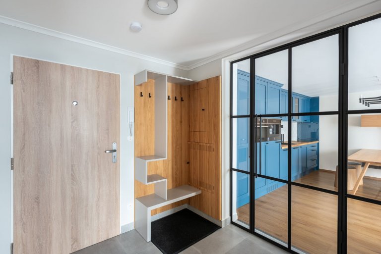 Apartmán s modrou kuchyňskou linkou