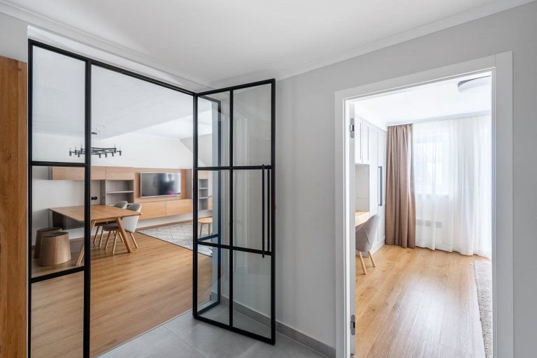 Apartmán s modrou kuchyňskou linkou