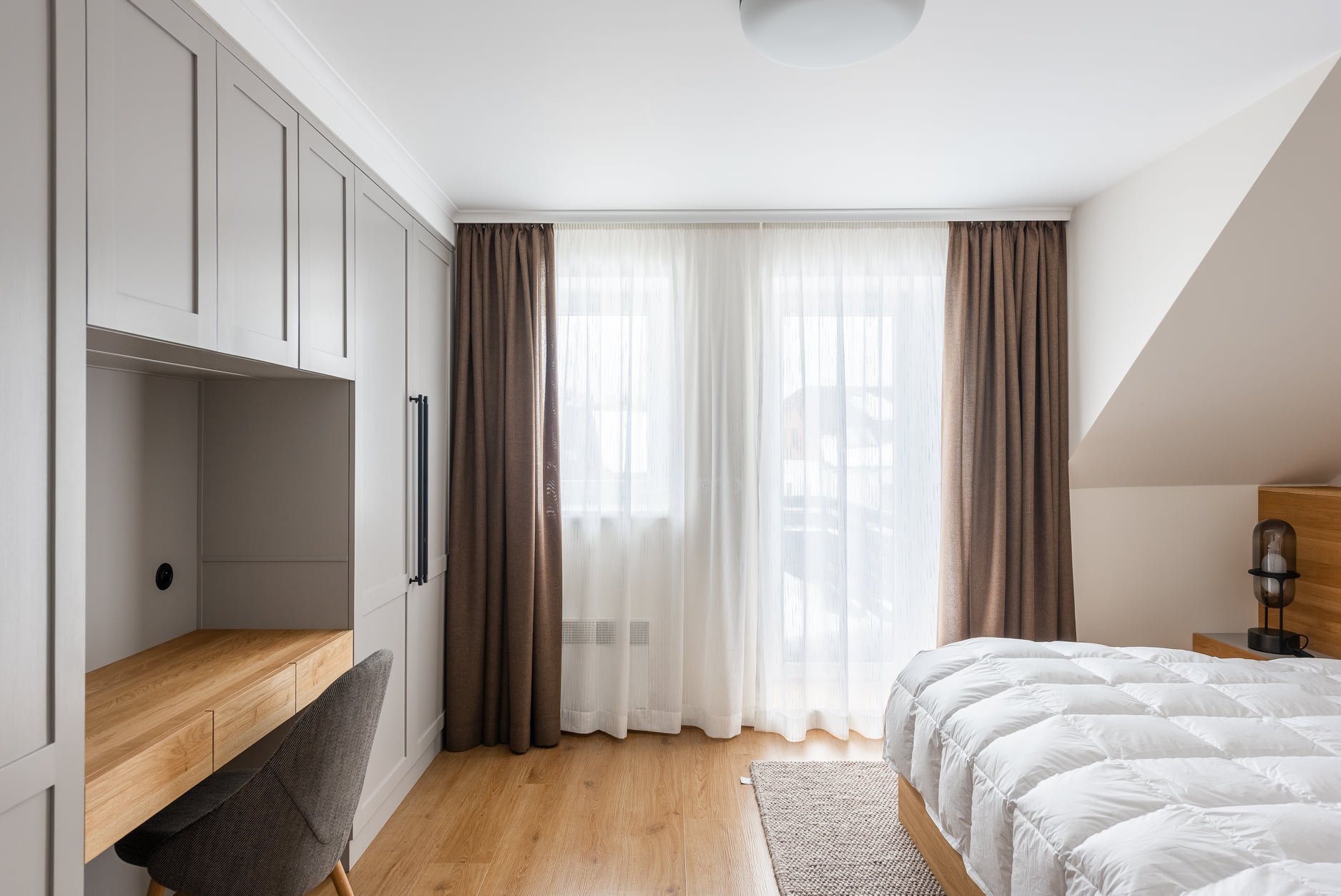 Apartmán s modrou kuchyňskou linkou