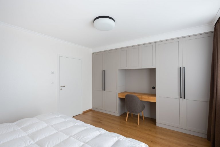 Apartmán s modrou kuchyňskou linkou