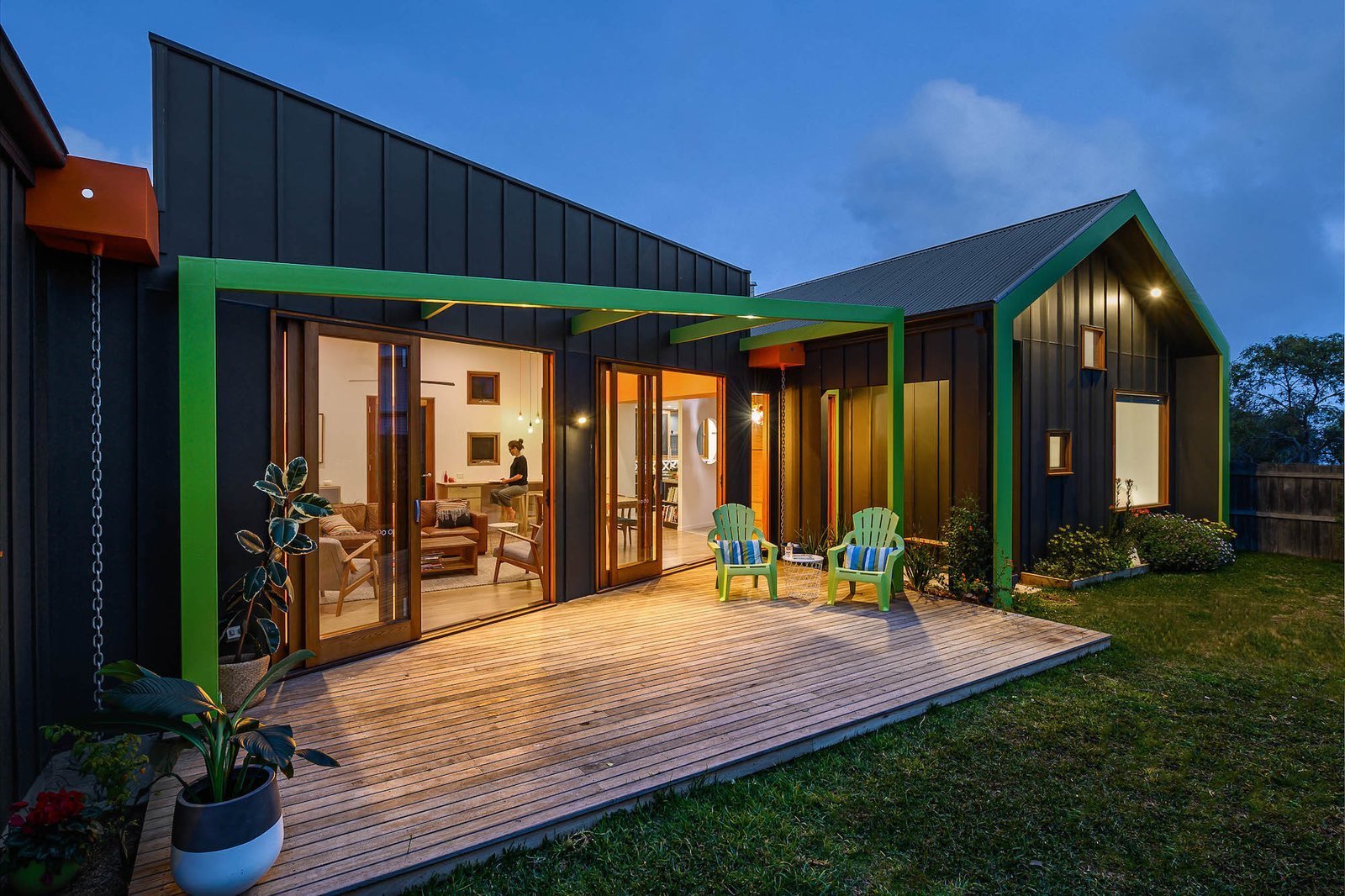 Hravý dům v odvážné kombinaci barev, které nejsou trendy