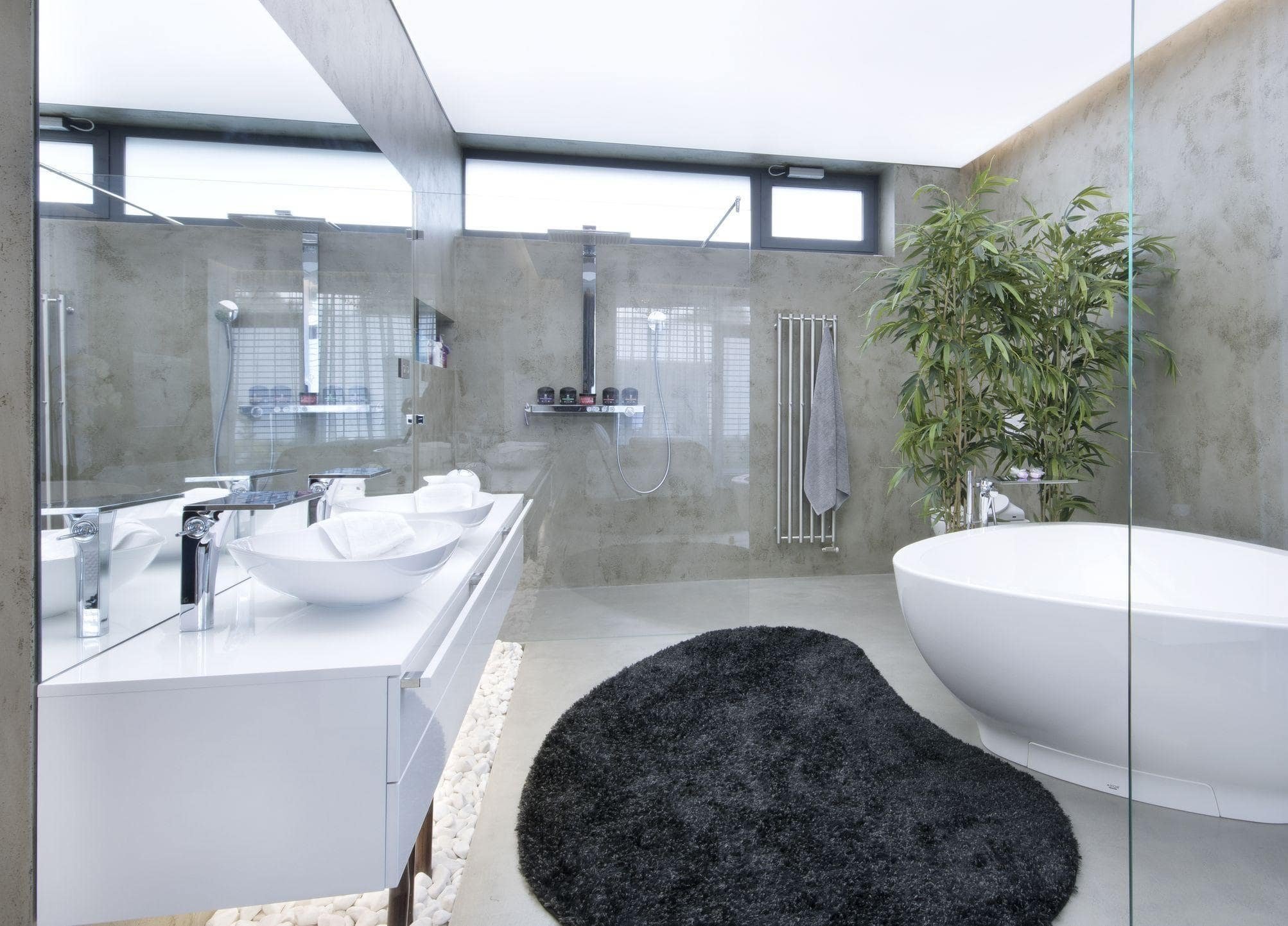 Kromě obkladu (ať už keramického nebo dřevěného) jsou další možností povrchové úpravy stěn omítky. V koupelnách se však obvykle využívají zejména na méně exponovaných místech, tedy tam, kde na ně voda nemá dosah. Nejčastěji se používá sádrová, vápenná štuková omítka a vápenná pálená štuková omítka, která se hodí speciálně do vlhkých místností.