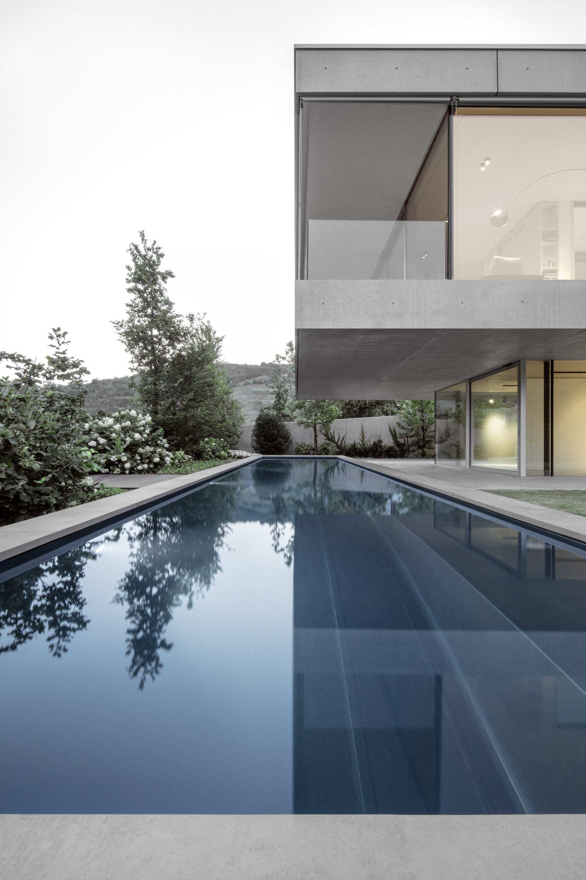 Moderní dům otevřený do krajiny