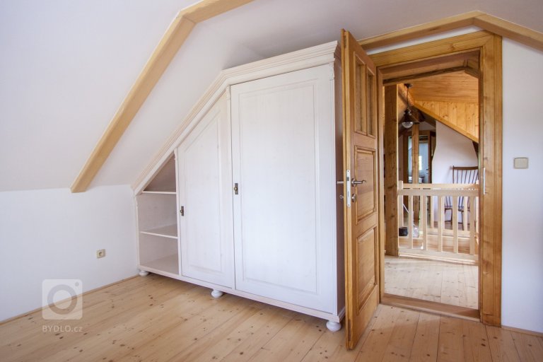 Venkvská chalupa v Českém ráji.&nbsp;Na této krásné chalupě jsem měla možnost spolupracovat od návrhu barevnosti nábytku až po výběr veškerých dekorací a…