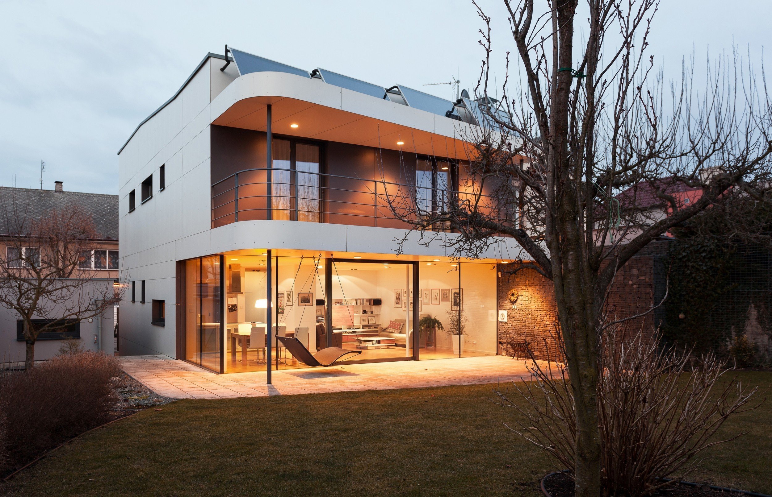 Na místě původního domku v části města Kladna vzniknul kompaktí rodinný dům s pragmatickou dispozicí. Předností zadání byly jeho limity, které se propsaly do…