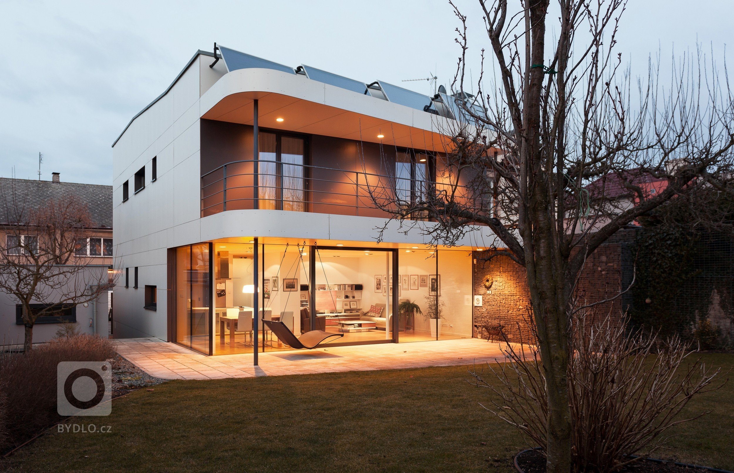 Na místě původního domku v části města Kladna vzniknul kompaktí rodinný dům s pragmatickou dispozicí. Předností zadání byly jeho limity, které se propsaly do…