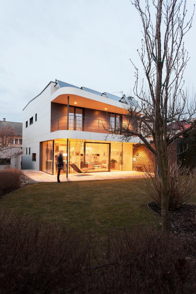 Na místě původního domku v části města Kladna vzniknul kompaktí rodinný dům s pragmatickou dispozicí. Předností zadání byly jeho limity, které se propsaly do…