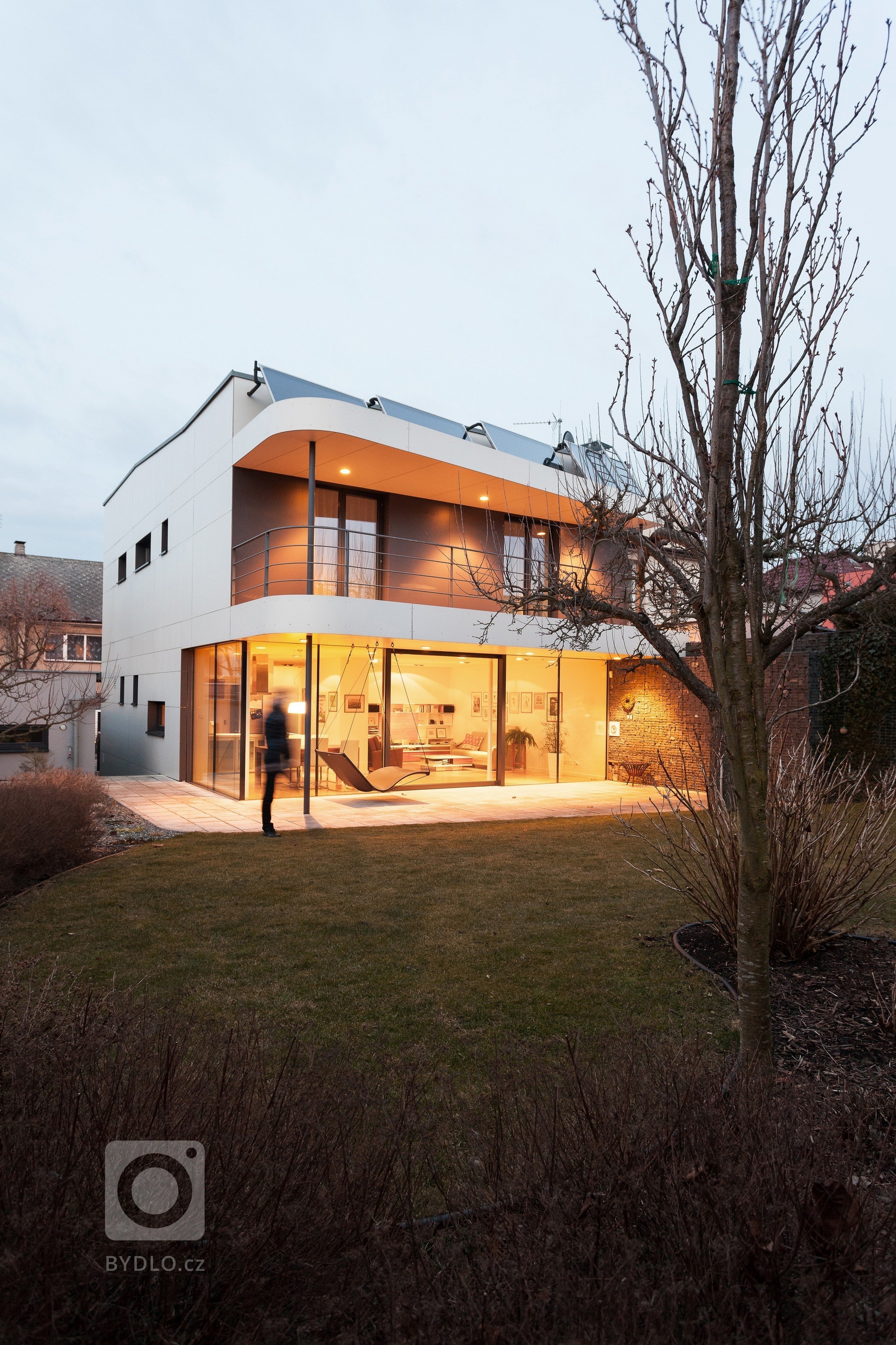 Na místě původního domku v části města Kladna vzniknul kompaktí rodinný dům s pragmatickou dispozicí. Předností zadání byly jeho limity, které se propsaly do…