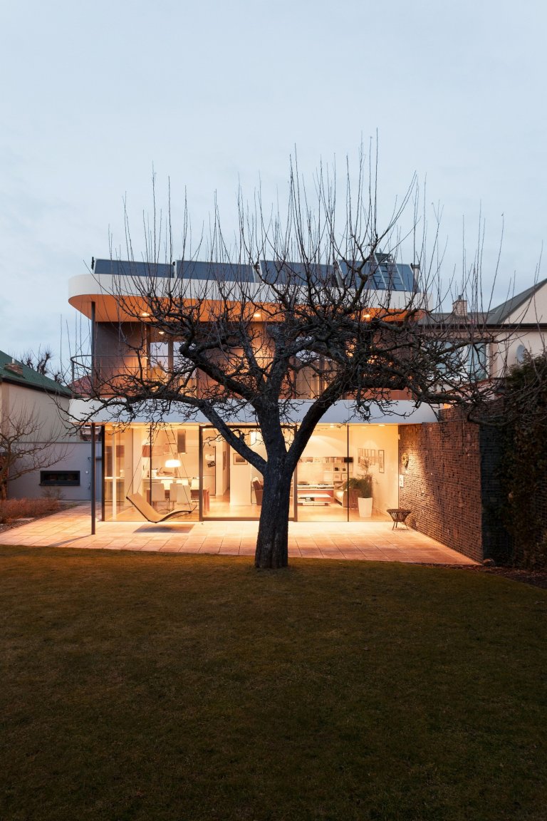 Na místě původního domku v části města Kladna vzniknul kompaktí rodinný dům s pragmatickou dispozicí. Předností zadání byly jeho limity, které se propsaly do…