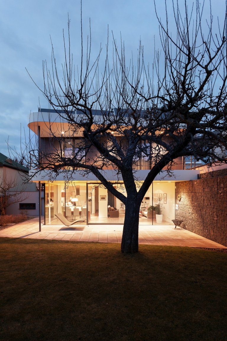 Na místě původního domku v části města Kladna vzniknul kompaktí rodinný dům s pragmatickou dispozicí. Předností zadání byly jeho limity, které se propsaly do…