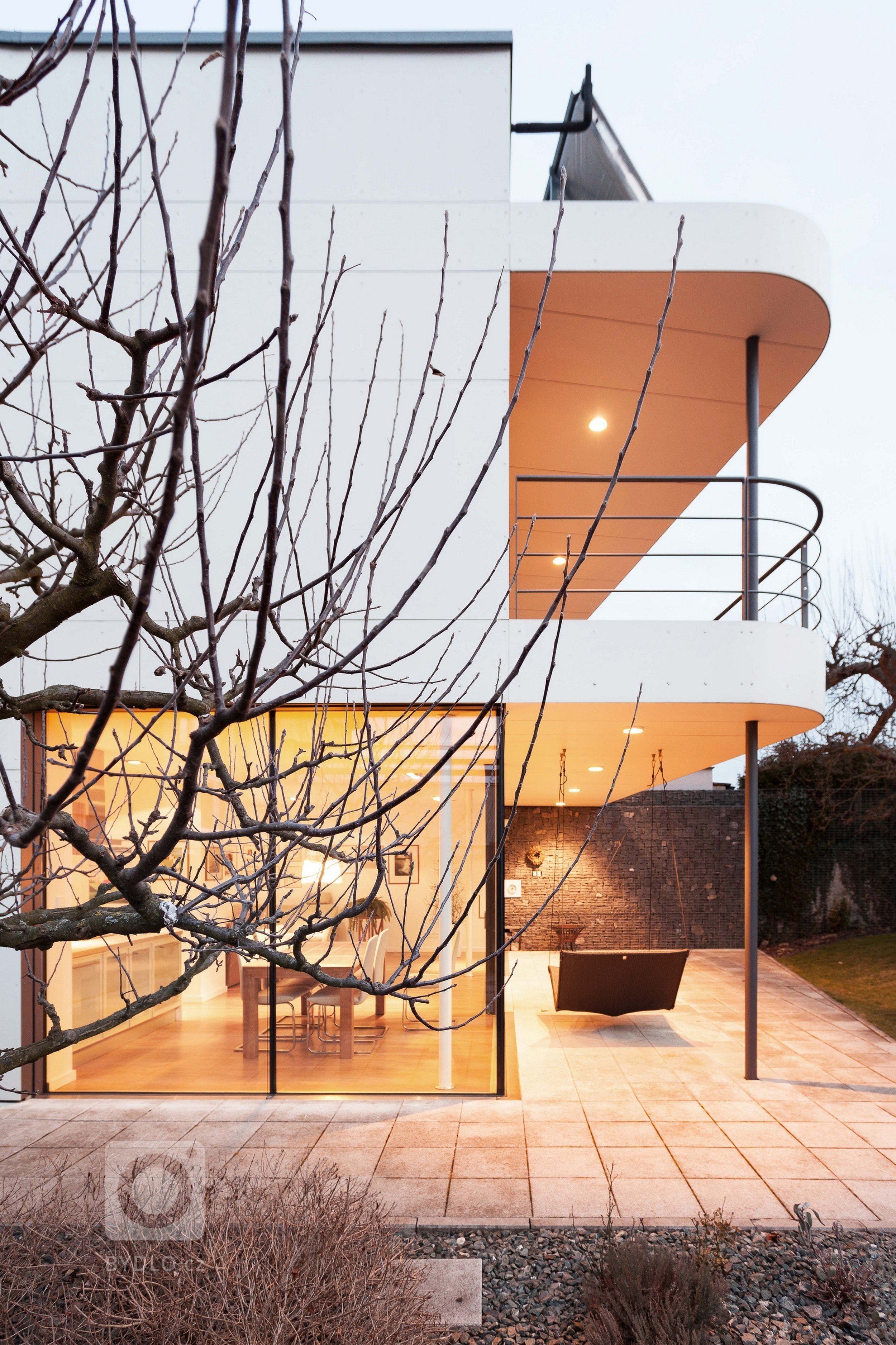 Na místě původního domku v části města Kladna vzniknul kompaktí rodinný dům s pragmatickou dispozicí. Předností zadání byly jeho limity, které se propsaly do…