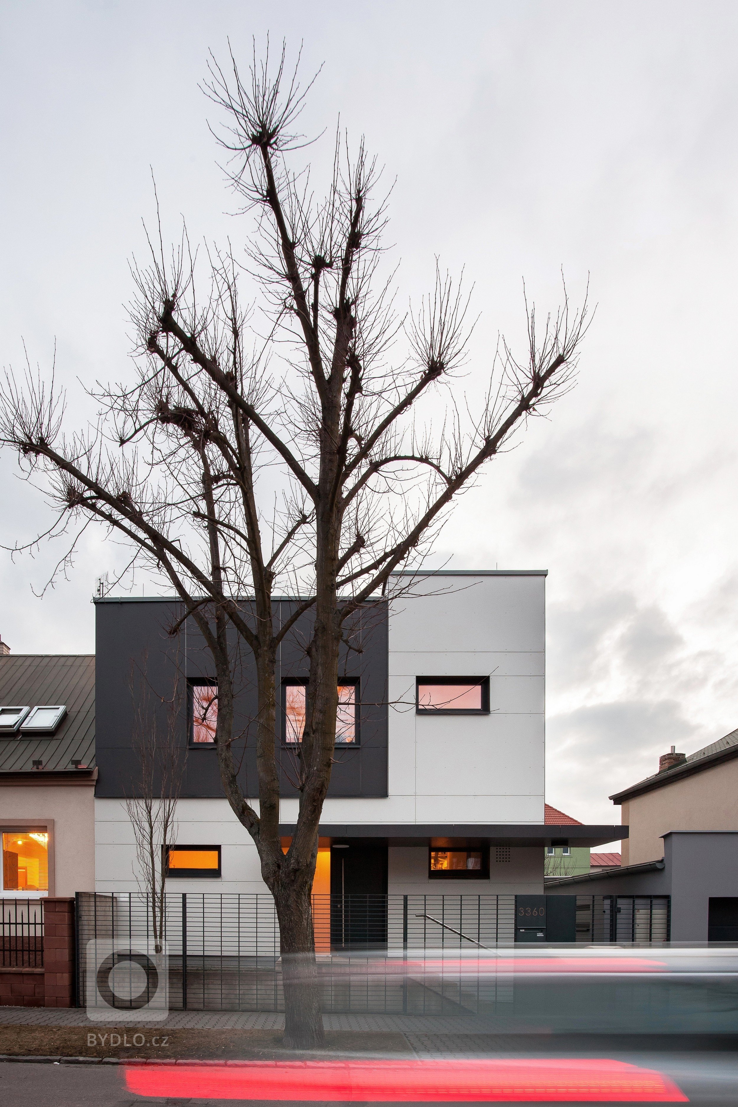 Na místě původního domku v části města Kladna vzniknul kompaktí rodinný dům s pragmatickou dispozicí. Předností zadání byly jeho limity, které se propsaly do…