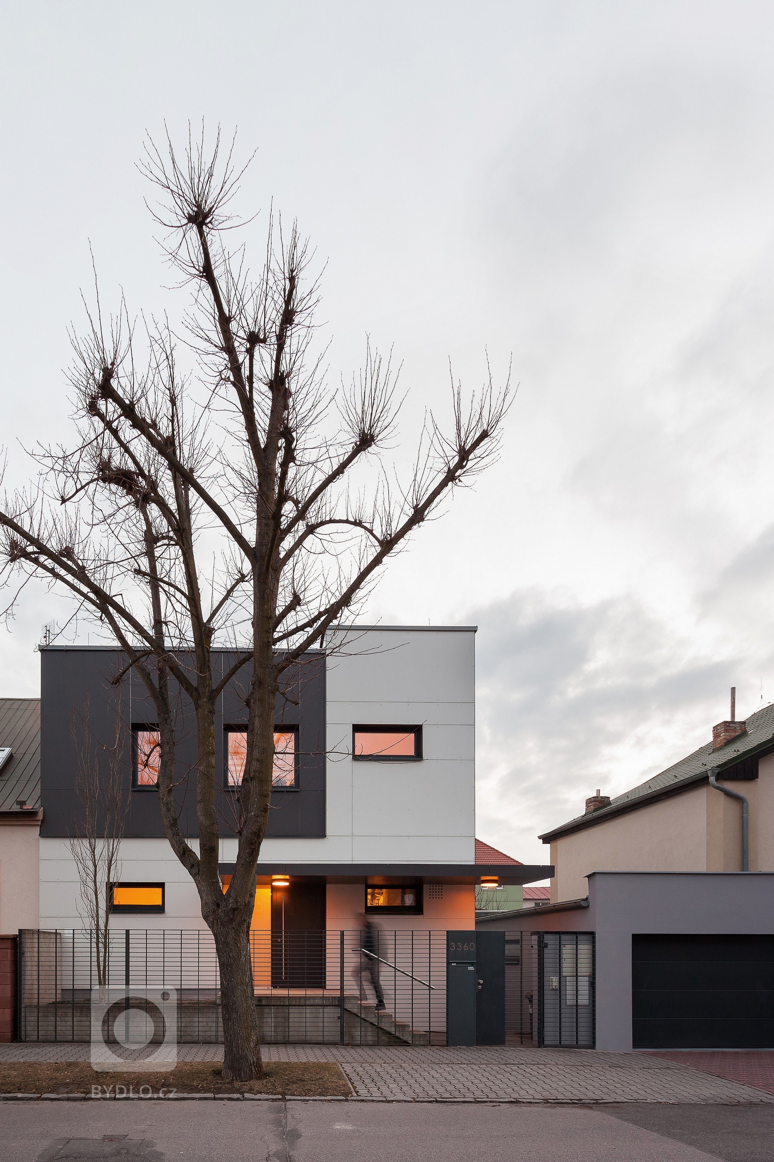 Na místě původního domku v části města Kladna vzniknul kompaktí rodinný dům s pragmatickou dispozicí. Předností zadání byly jeho limity, které se propsaly do…