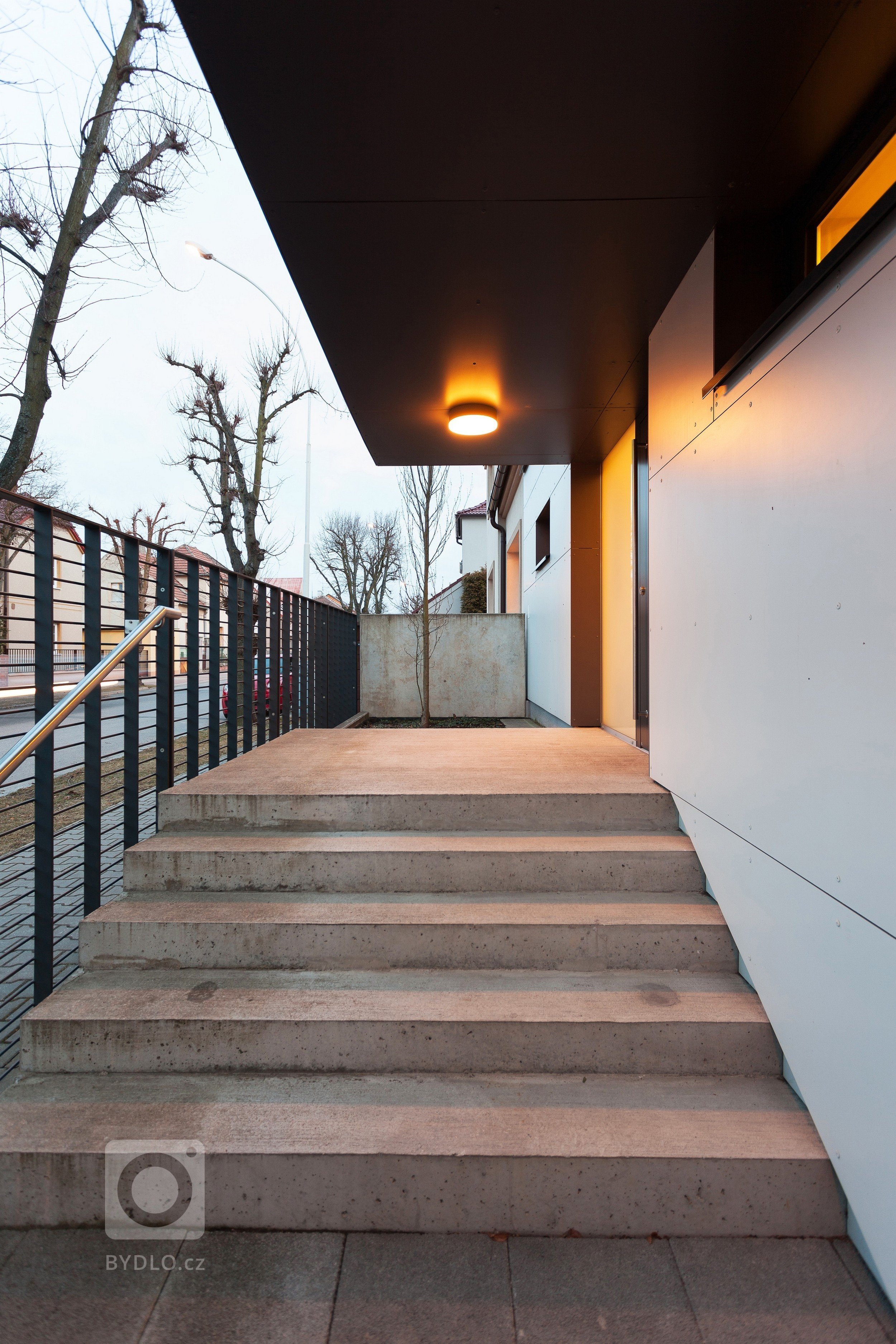 Na místě původního domku v části města Kladna vzniknul kompaktí rodinný dům s pragmatickou dispozicí. Předností zadání byly jeho limity, které se propsaly do…