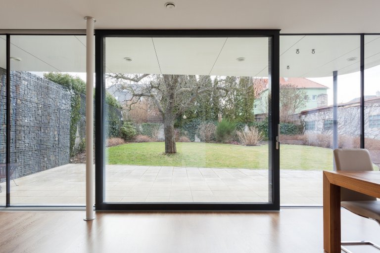 Na místě původního domku v části města Kladna vzniknul kompaktí rodinný dům s pragmatickou dispozicí. Předností zadání byly jeho limity, které se propsaly do…